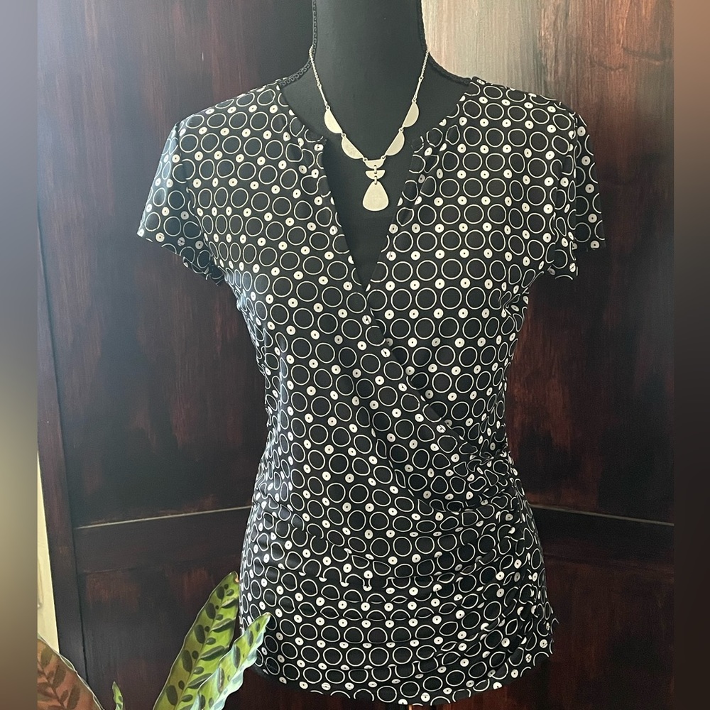 Worthington short sleeve black and white to with built-in camisole